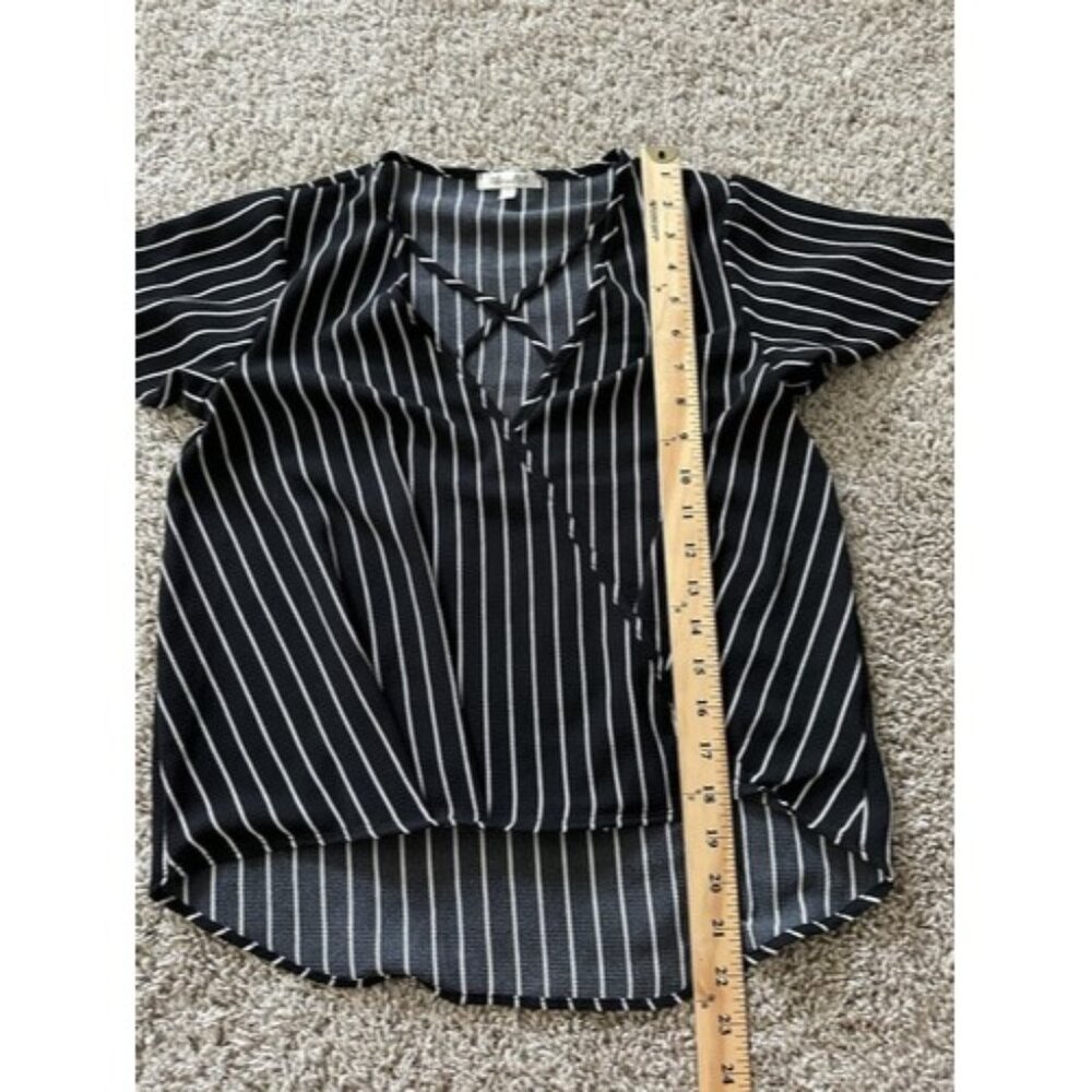 The Outfit Pullover criss cross v neck front striped size small short sleeve top - Picture 7 of 9